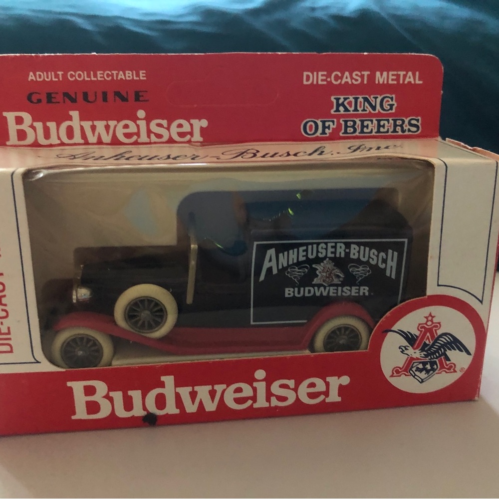 Budweiser Vintage Style Die-Cast Delivery Truck - Red & Cream 1979 Bundle 3 - Picture 4 of 11